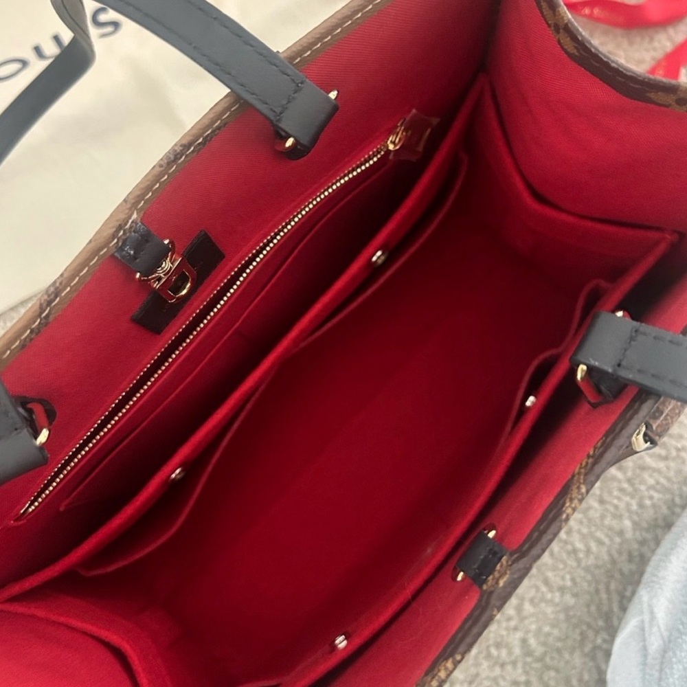Louis Vuitton On the Go MM Monogram Tote - Picture 9 of 12